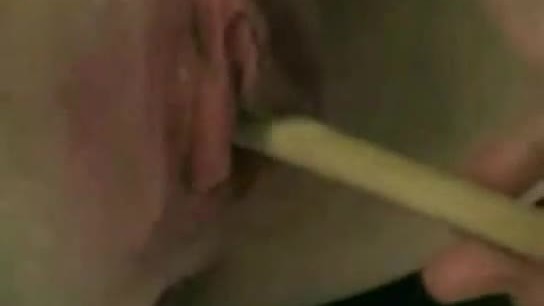 Se masturber avec des objets de cuisine