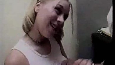 Une blonde qui baise les orteils à fond