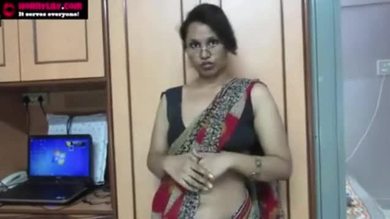 Une lily excitée donne une leçon de porno indien à de jeunes étudiants.
