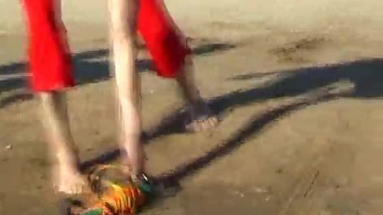 Une plage publique ne peut pas empêcher ces adolescents nudistes de se baigner