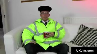 Une brune sexy séduit un policier pour éviter une contravention