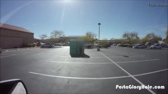 Porta gloryhole bbw avale du sperme dans le parking d'un gymnase