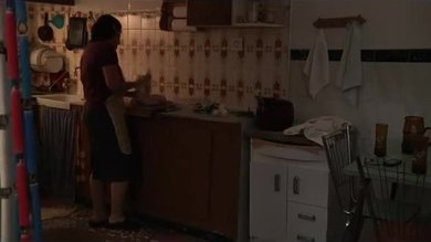 Une mère se faufile dans la chambre de son fils pendant que sa petite amie est dans la salle de bain.