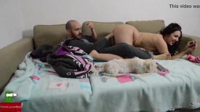 Film et baise sur le canapé