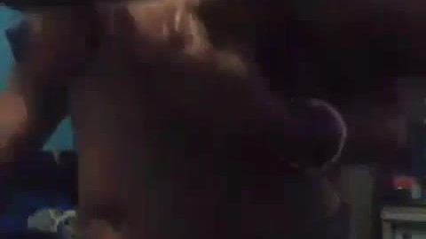 Femme desi, seins serrés, massage à l'huile par son mari.