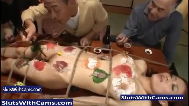 Table de sushi humaine - slutswithcams