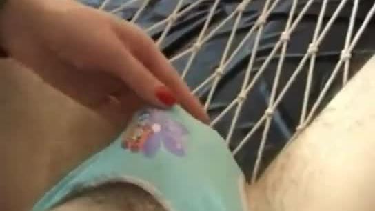 Un homme en culotte se fait frotter et branler par une maîtresse cruelle.