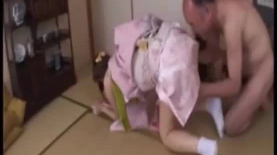 Baisée par son beau-père et son demi-frère