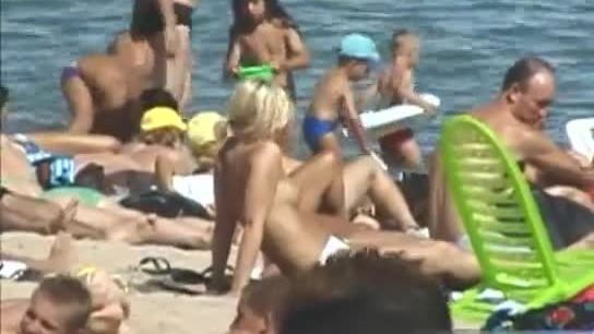 Voici des photos candides de blondes posant seins nus.