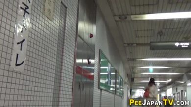 Asiatiques filmés en train de pisser