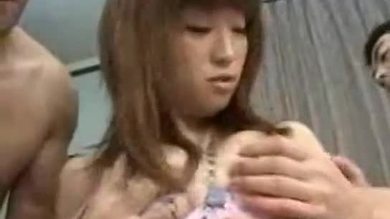 Une pute japonaise se fait lécher les seins