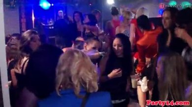 Des amateurs européens se baisent sur le dancefloor.