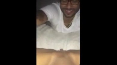 Une petite amie indienne enregistre son petit ami en train de lui lécher la chatte.
