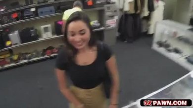 Carley, sexy et excitée, met son livre en gage mais est payée et baisée à la place.