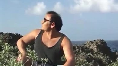 Un homme blanc baise une fille noire sexy