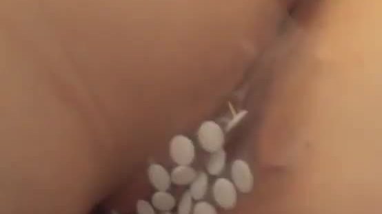 Il a brutalement fisté la chatte ruinée de sa petite amie soumise.