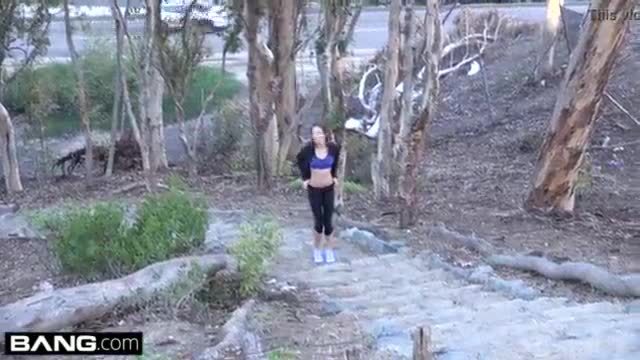 Charity Crawford se fait étirer sa petite chatte en plein air