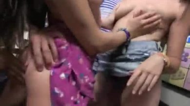 Des mannequins sexy baisant dans leur chambre d'étudiant