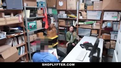 Shoplyfter - une chaudasse asiatique arrêtée pour vol.