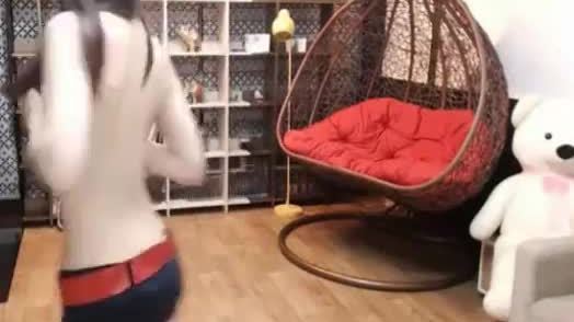 Une fille coréenne se déshabille à la caméra - nekotwins.com