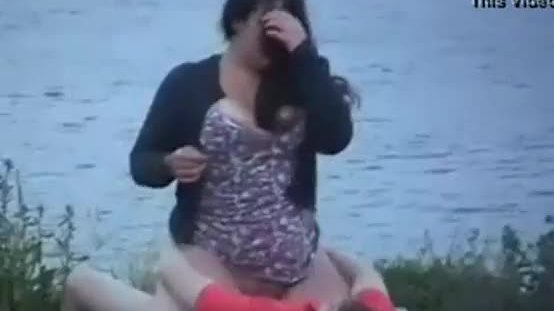 Un jeune homme de 20 ans joufflu qui baise au lac