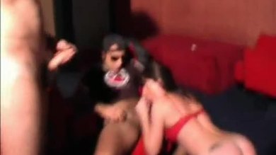 Une femme joue dans un cinéma porno