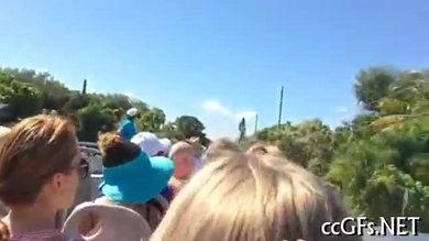 Un adolescent majeur se masturbe avec un gros bouton.