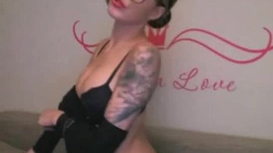 Fille tatouée avec cuir et lunettes