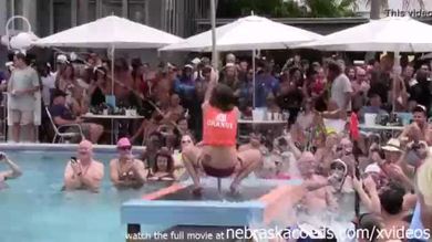 Milfs sauvages se déshabillant dans une piscine concours de strip-tease corporel chaud