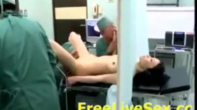 Des médecins se livrent à un gangbang avec un patient en salle d'opération