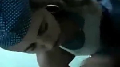 Gémissant comme une pute avec une fille déguisée.