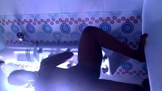 Roopa Mukherjee se baigne...