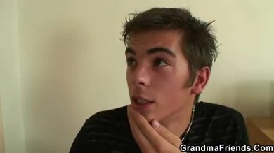 Une mamie blonde avale deux bites