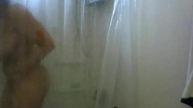 Une fille aux gros seins sous la douche