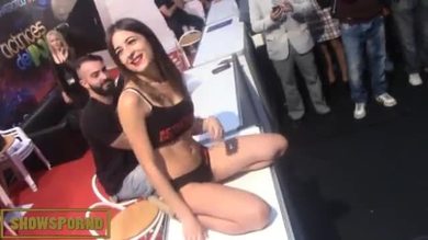 Une star du porno montre ses seins en public.