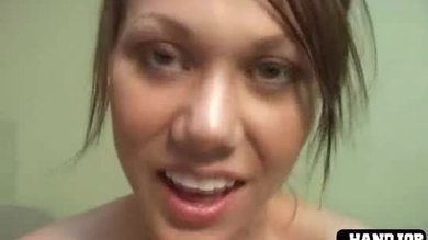 Une brune aime faire une branlette