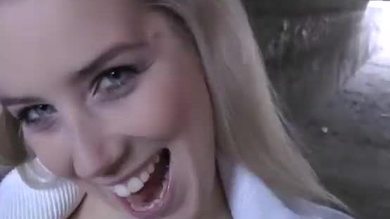 Sexe extrême en plein air avec une jolie blonde