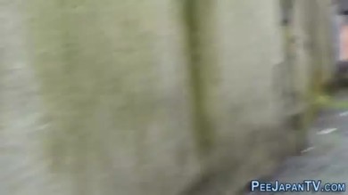 Des jeunes filles japonaises qui urinent