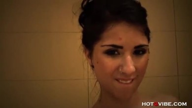 Amateur à forte poitrine gémissant un orgasme sous la douche
