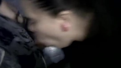 Sucer un œuf dans la salle de bain