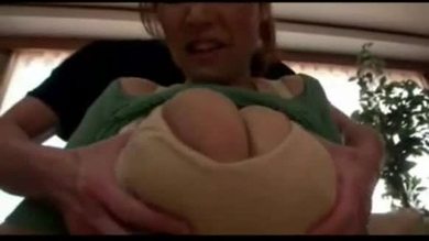 Fille japonaise aux gros seins