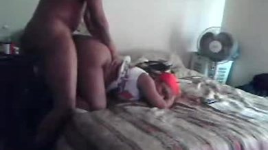 Une jeune femme noire très sexy se fait mettre en levrette.