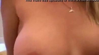 Webcam de salle de bain blonde aux gros seins nue