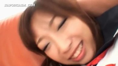 Une adolescente asiatique se fait prendre de force sa chatte lubrifiée.