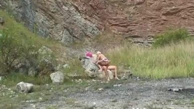 Jeune randonneuse sexy perdue dans la campagne retrouvée et baisée
