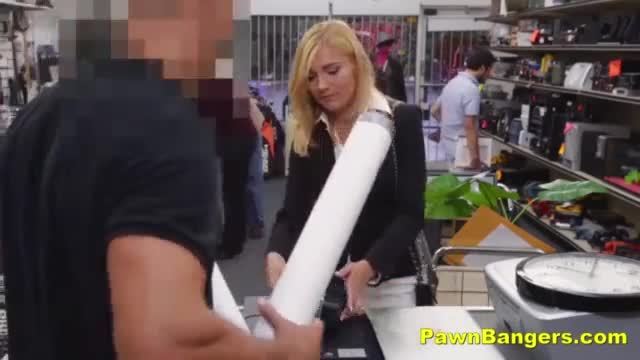 Une dame élégante devient salope pour de l'argent