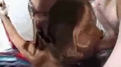 Katsumi se tient sur ses talons pendant qu'elle suce une bite d60