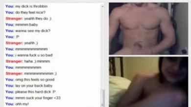 L'adolescente la plus sexy jamais vue sur une webcam de strip-tease et de jeu