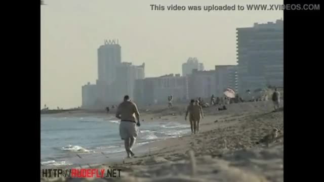Observation d'un couple de nudistes sur la plage.