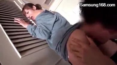 Lèche la chatte d'une belle fille avec une bite